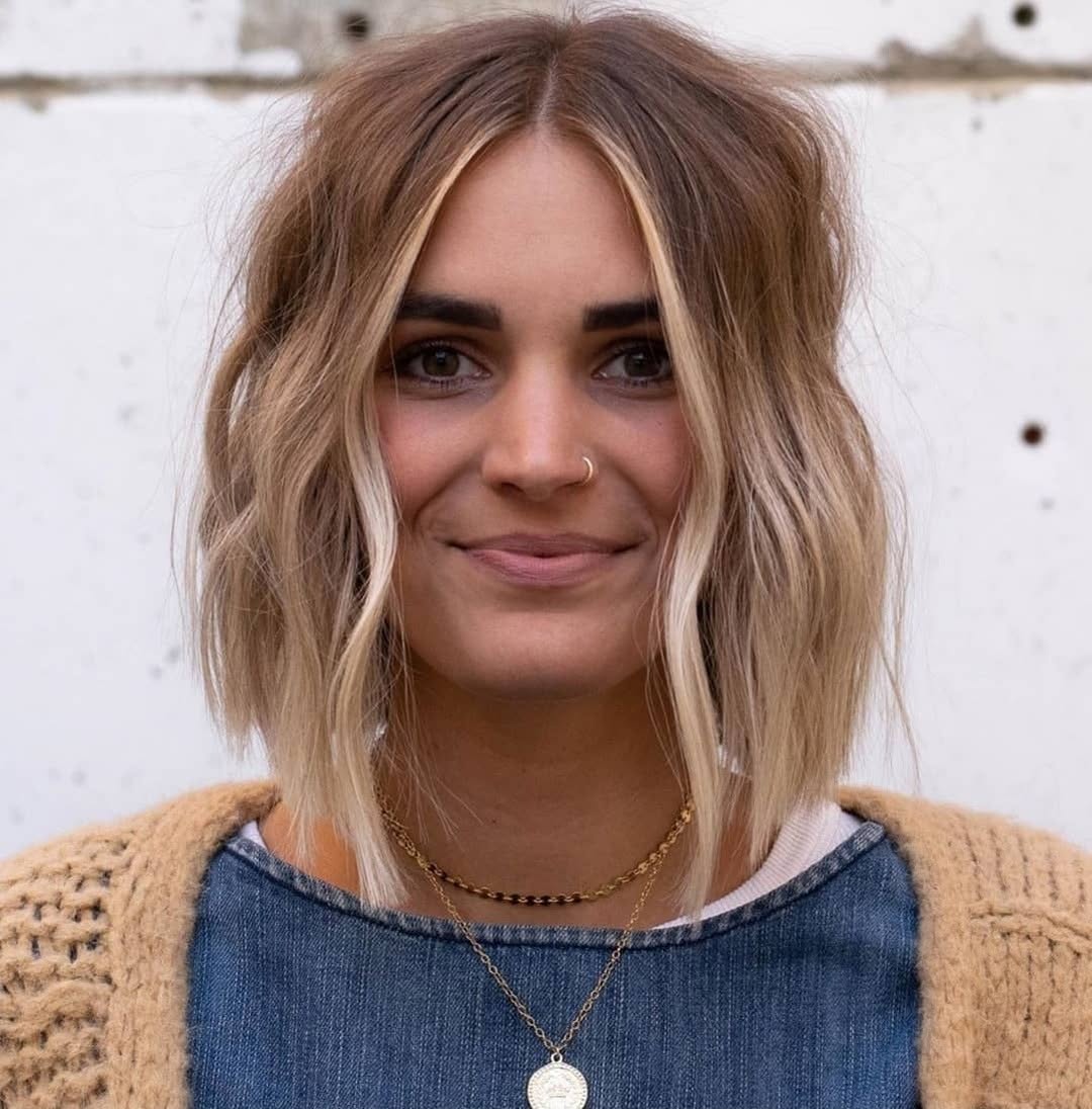 angled bob with blonde money piece