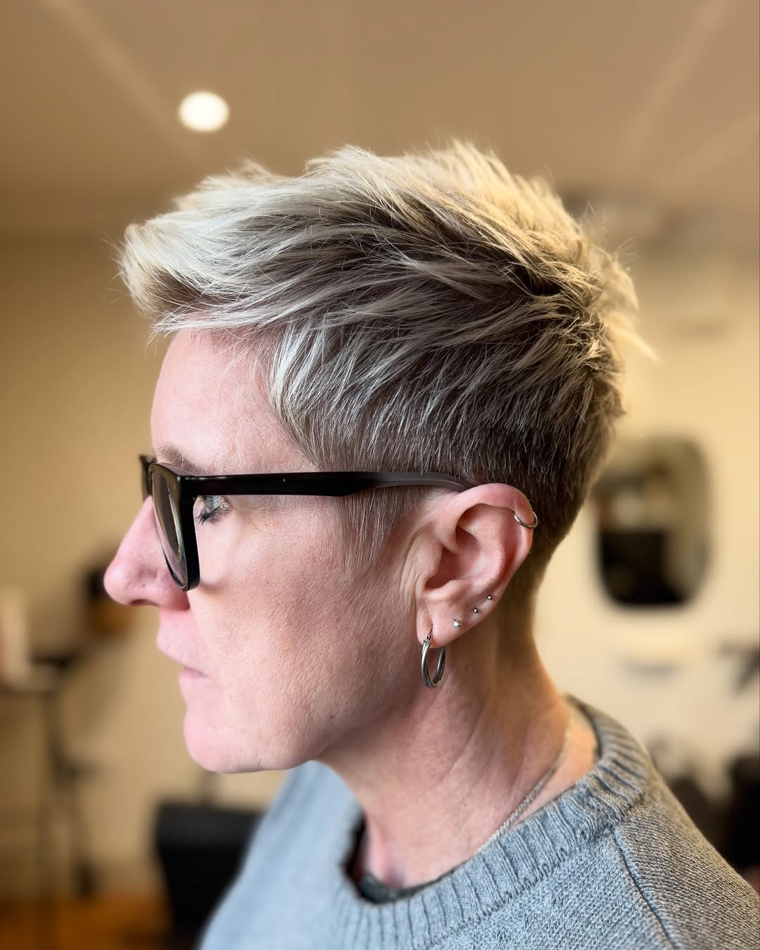 messy pixie haircut with highlights