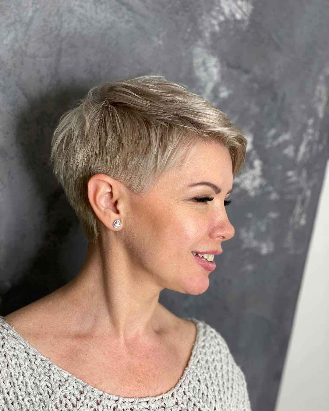 mousy blonde pixie cut for round face