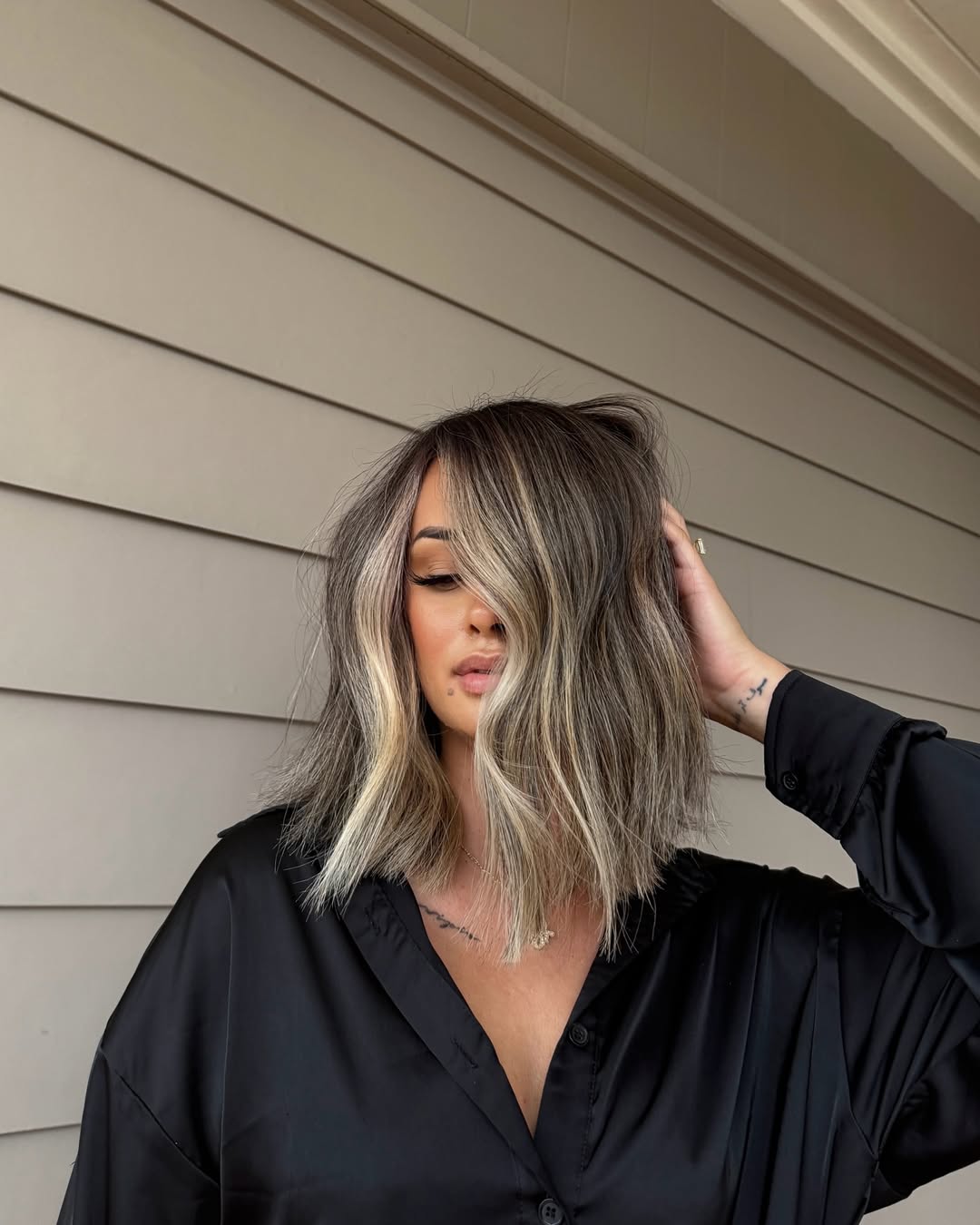choppy long bob with beige blonde highlights