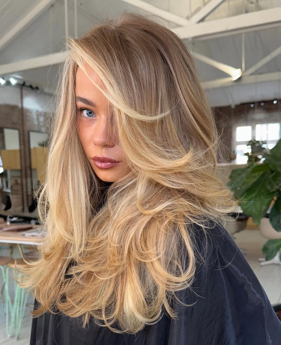 layered light blonde hair with lowlights