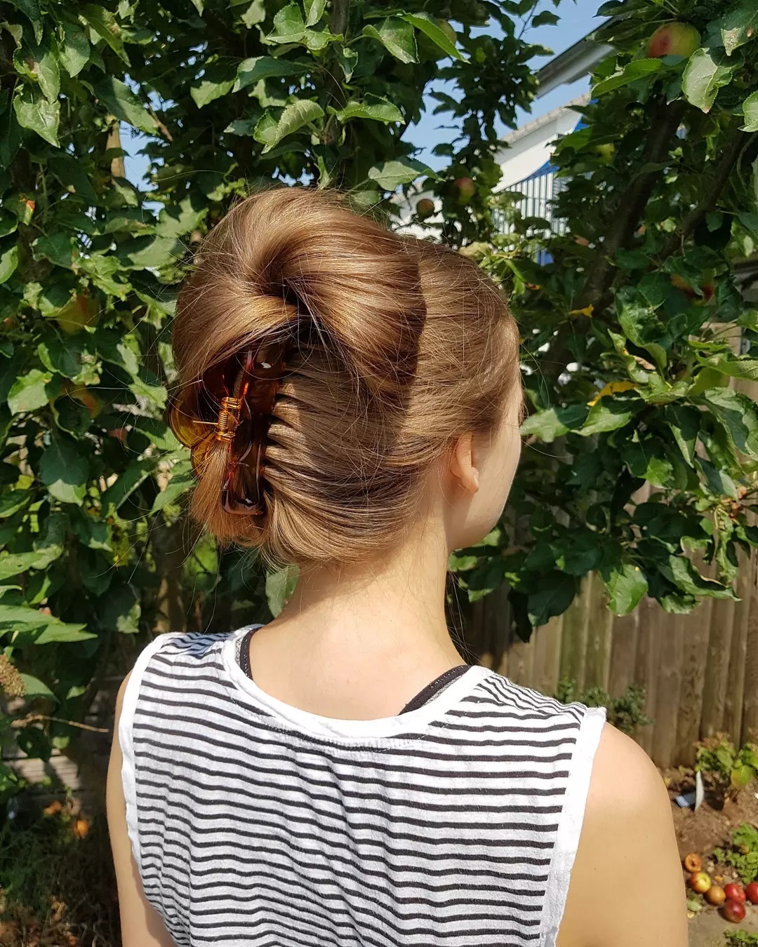 voluminous claw clip bun