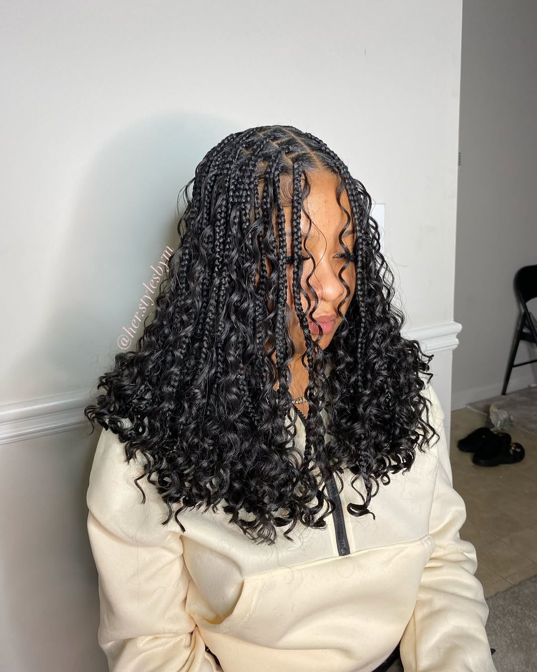 voluminous knotless box braids with curls